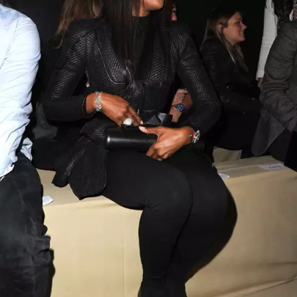 A la modelo Naomi Campbell la vimos en la primera fila durante la presentación de la colección Otoño-Invierno de Alexander McQueen.