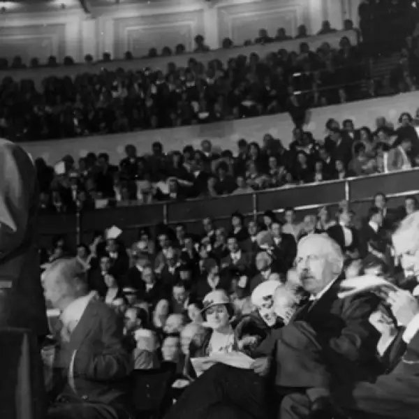 einstein ofrece una conferencia en londres