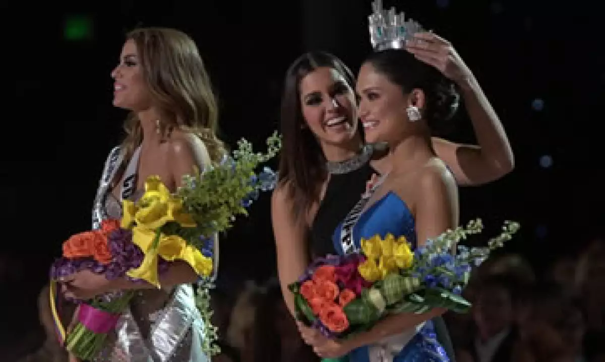 Las dos concursantes mantuvieron la cordialidad y las sonrisas durante la incómoda coronación (Foto: Twitter/@MissUniverse)
