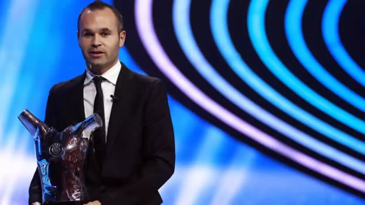 andres iniesta uefa mejor jugador