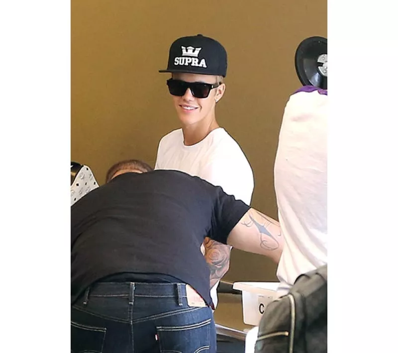 En el aeropuerto de Los Ángeles, la policía le pidió al cantante de pop pasar por el filtro de seguridad, y aunque muchos pensaron que Justin se molestaría, accedió a la revisión sin problemas.