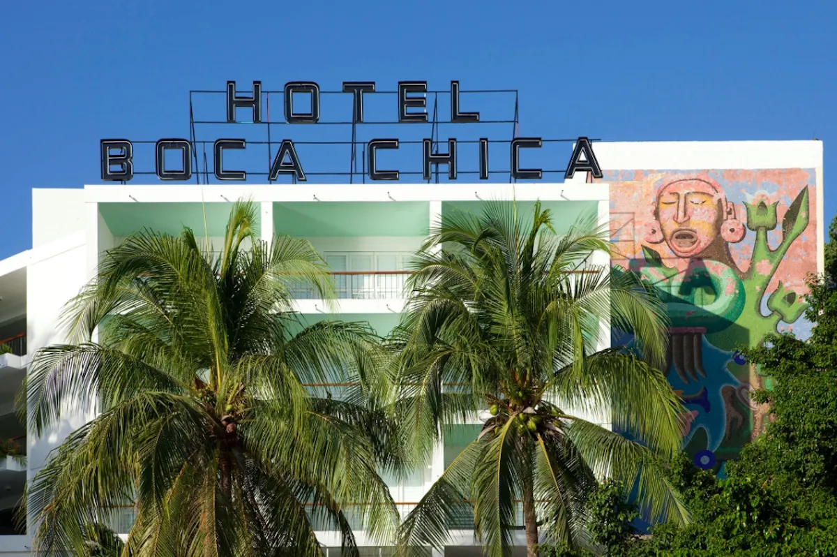 Fachada de hotel Boca Chica en Acapulco. 