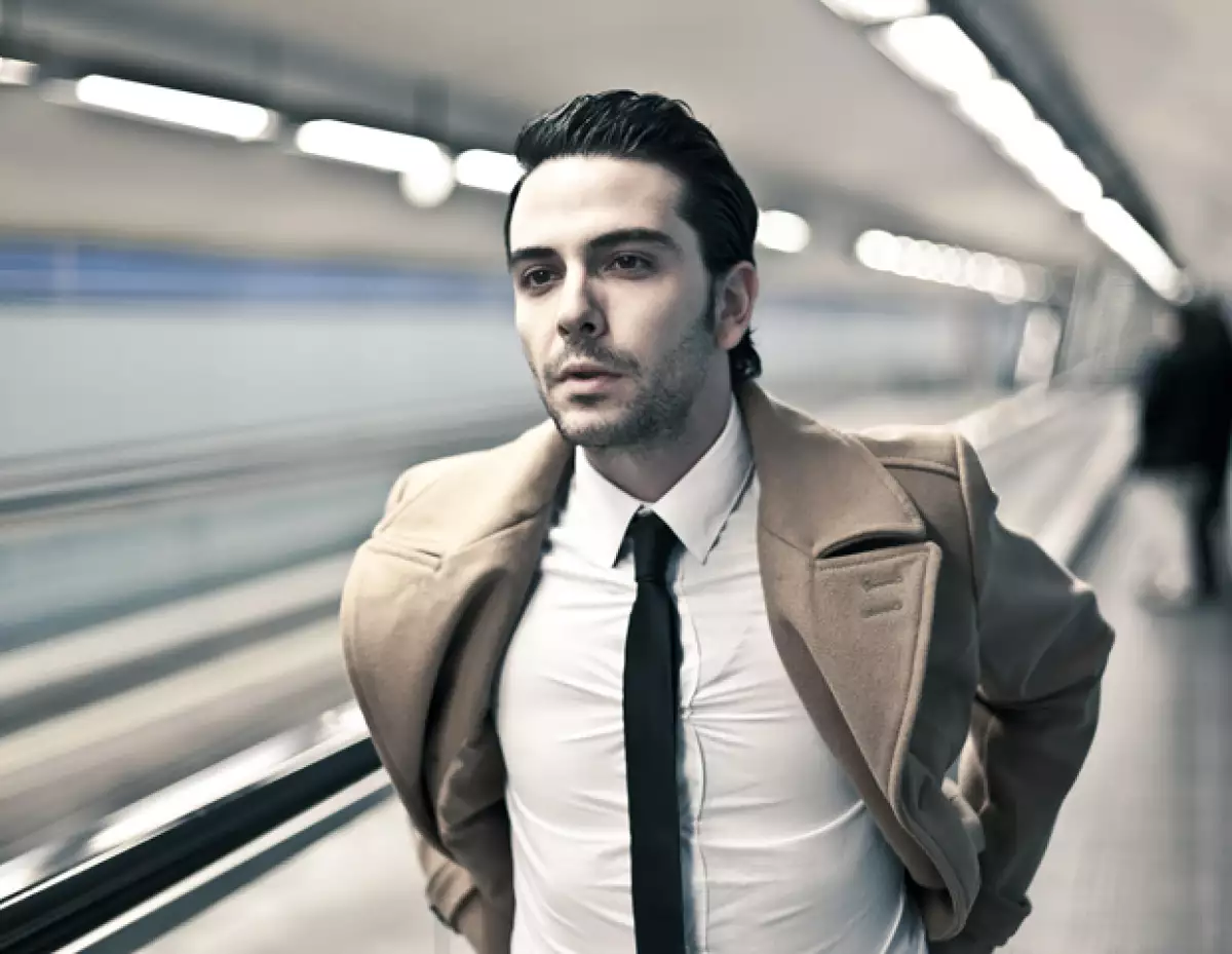 Lo conoces por la barra nocturna de Canal Cinco y como actor secundario de varias películas, pero ahora el niño hipster de la actuación se lanza al estrellato con su primera película como estelar.