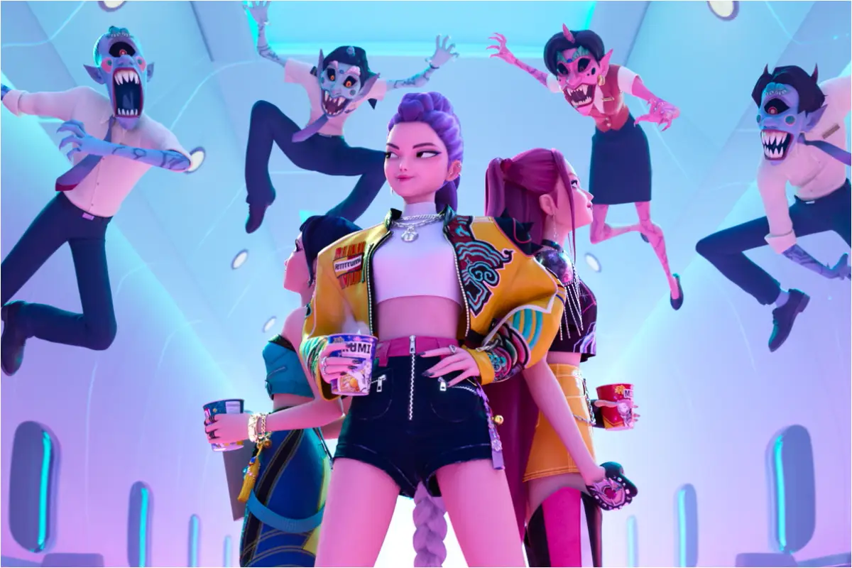Foto de una escena de la película animada 'Kpop Demon Hunters' con las protagonistas al centro y demonios volando sobre ellas.