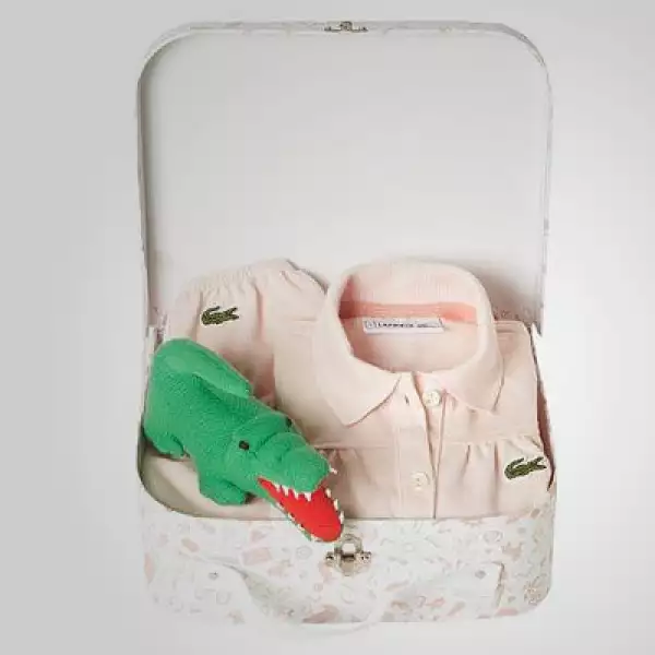 El paquete para niñas también contiene el tradicional cocodrilo de la marca en peluche.