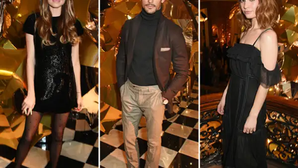 Christopher Bailey se enacargó del árbol del hotel Claridge´s en Londres. El diseño se hizo a partir de 100 sombrillas con acabados de oro y tela en color dorado.