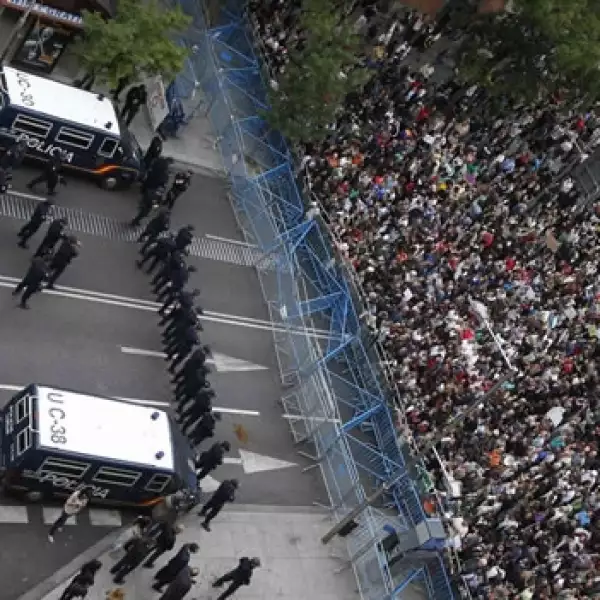 Españoles se manifiestan fuera del Congreso