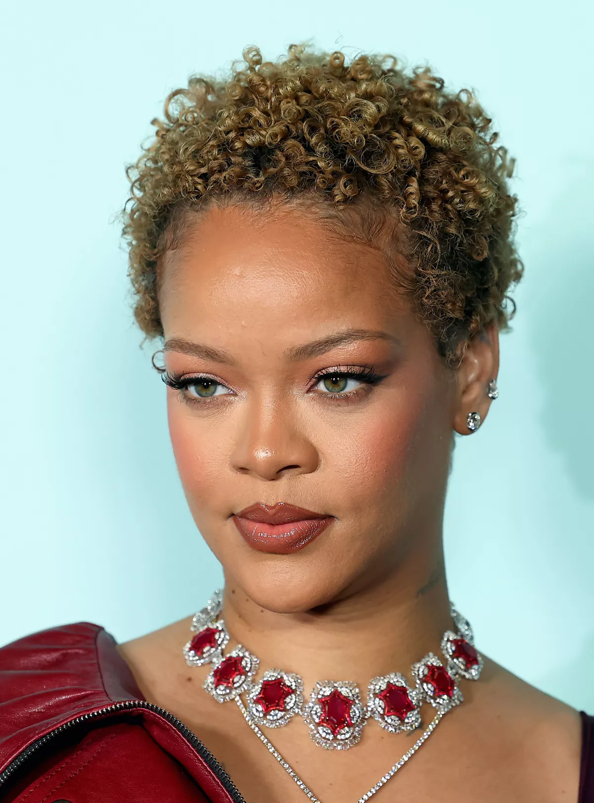 Rihanna muestra su pelo rizado natural en el lanzamiento de Fenty Beauty