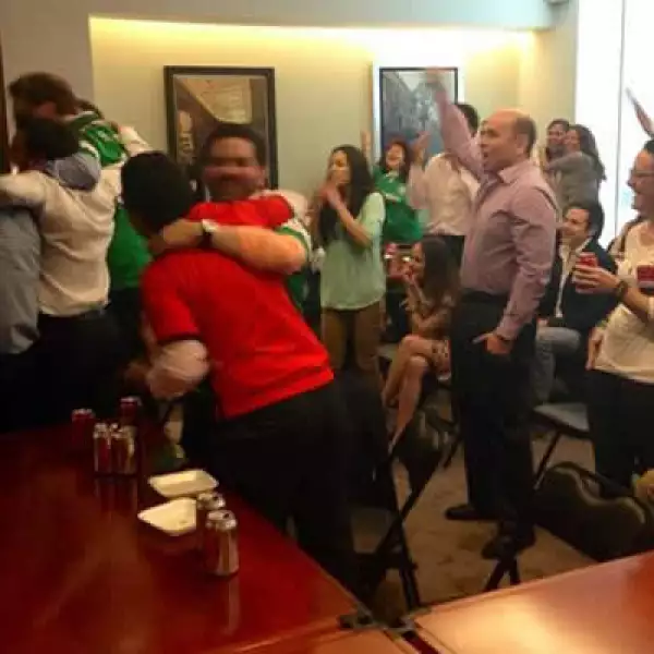 El grito de gol, tras anotar México, se escuchó en calles y oficinas