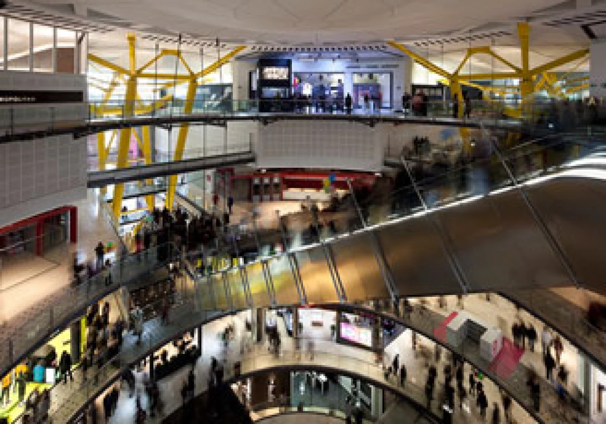 El centro comercial tiene 27 metros de altura y 90 de diámetro. (Foto: Alonso, Balaguer y Arquitectos Asociados)