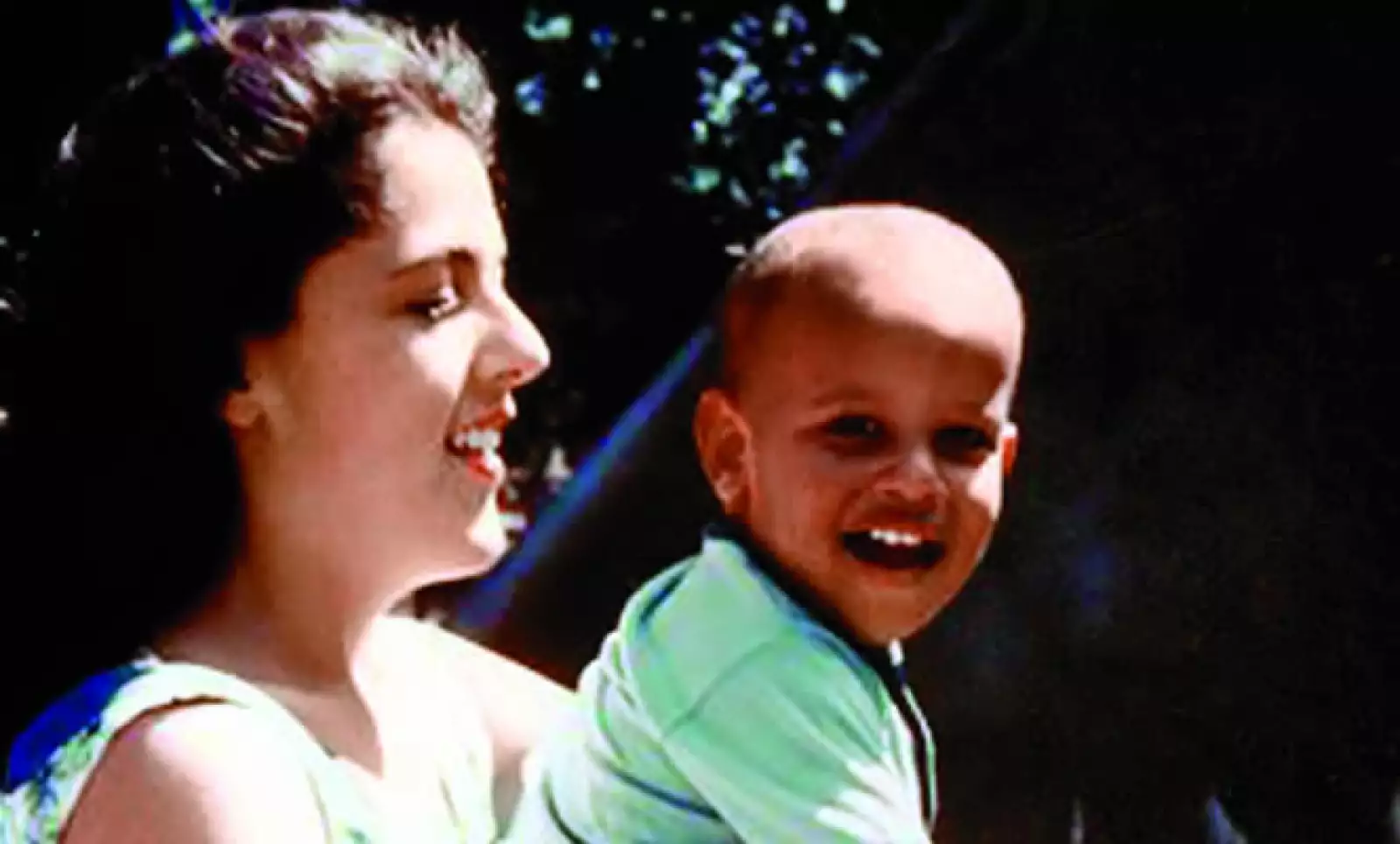 De su madre, Stanley Ann Dunham, aprendió los valores de la tolerancia, el respeto a las diferencias y la búsqueda de la justicia social.