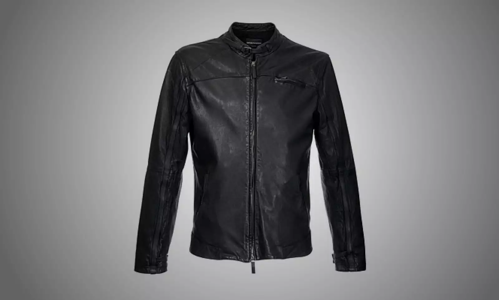 8.	Si prefieres algo más atrevido, esta chamarra en piel y ajustes a la cintura, es tu opción para contrarrestar el frío.