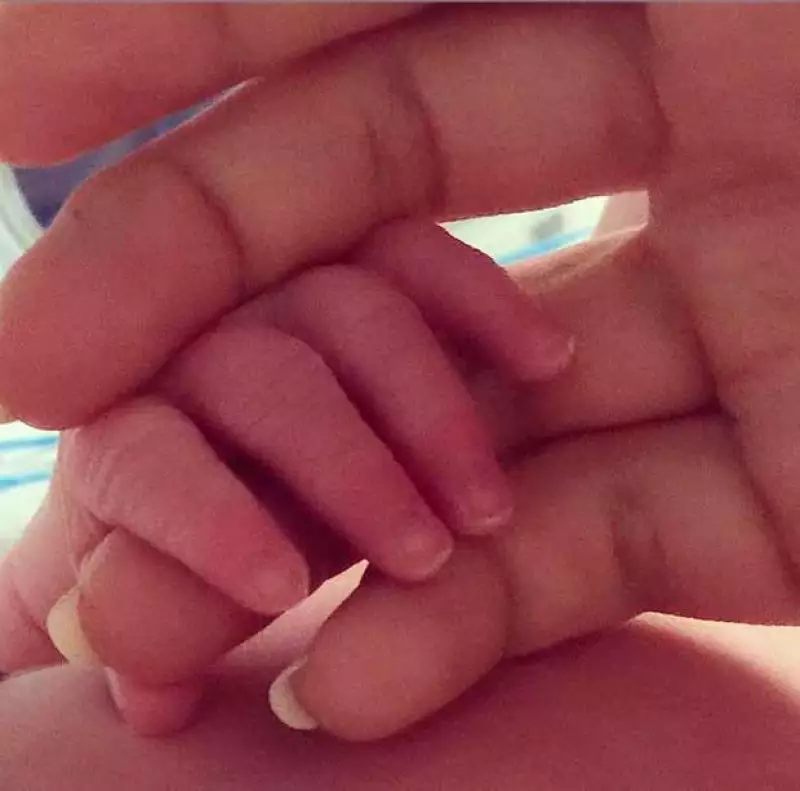 La pareja compartió en redes sociales una imagen en la que se ven las manos de Hilaria Baldwin y su segundo hijo entrelazadas.