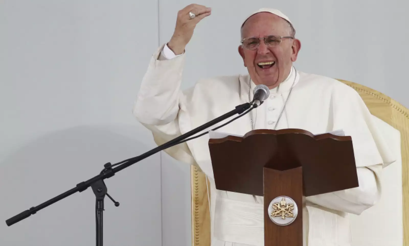 En un encuentro con jóvenes el papa dijo que es mentira que ser joven signifique dar la vida al narcotráfico.