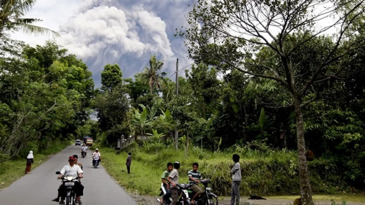 volcan indonesio hace erupcion