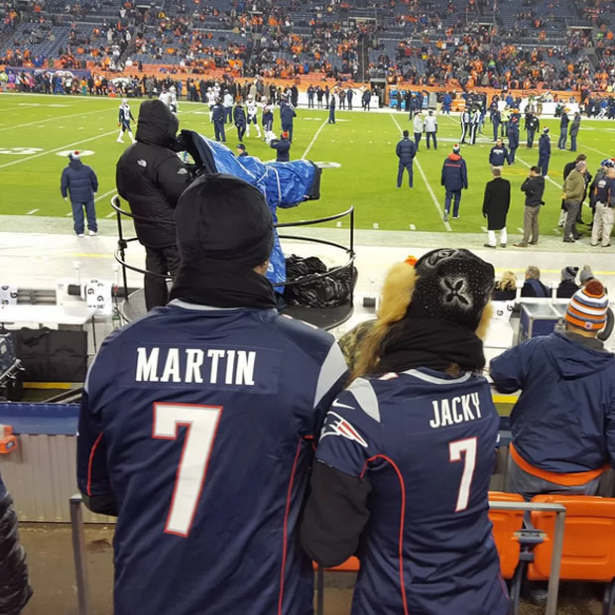 La pareja de esposos dejó en claro que las carreras no es el único deporte que los apasiona, y que el frío tampoco es impedimento para disfrutar de un partido de americano.