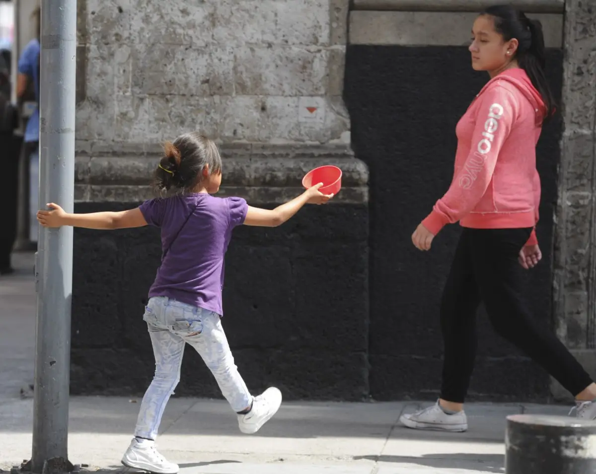 Menor de edad pide dinero en calles de la Ciudad de México. 