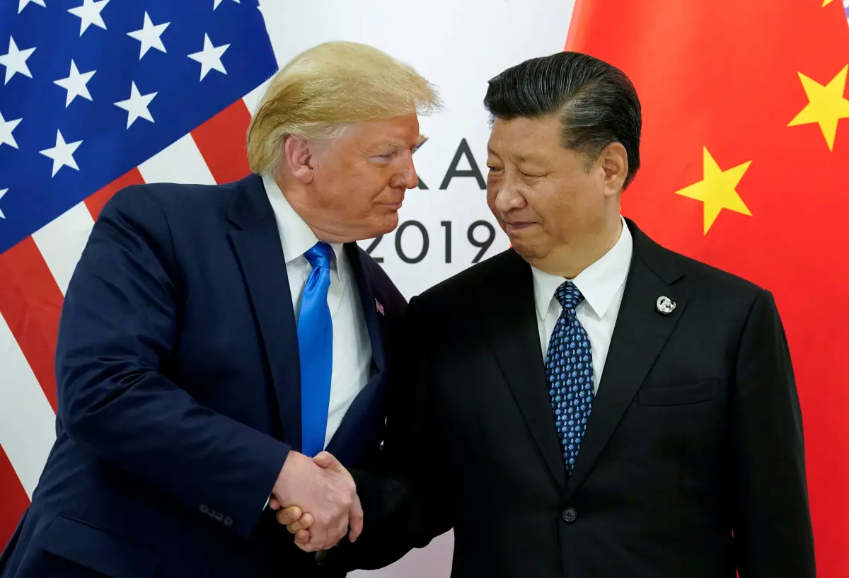 El presidente de los Estados Unidos, Donald Trump, se reúne con el presidente de China, Xi Jinping, al comienzo de su reunión bilateral en la cumbre de líderes del G20 en Osaka, Japón, el 29 de junio de 2019.