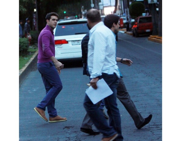 Pablo cruzó la calle fijándose en los coches que transitaban.