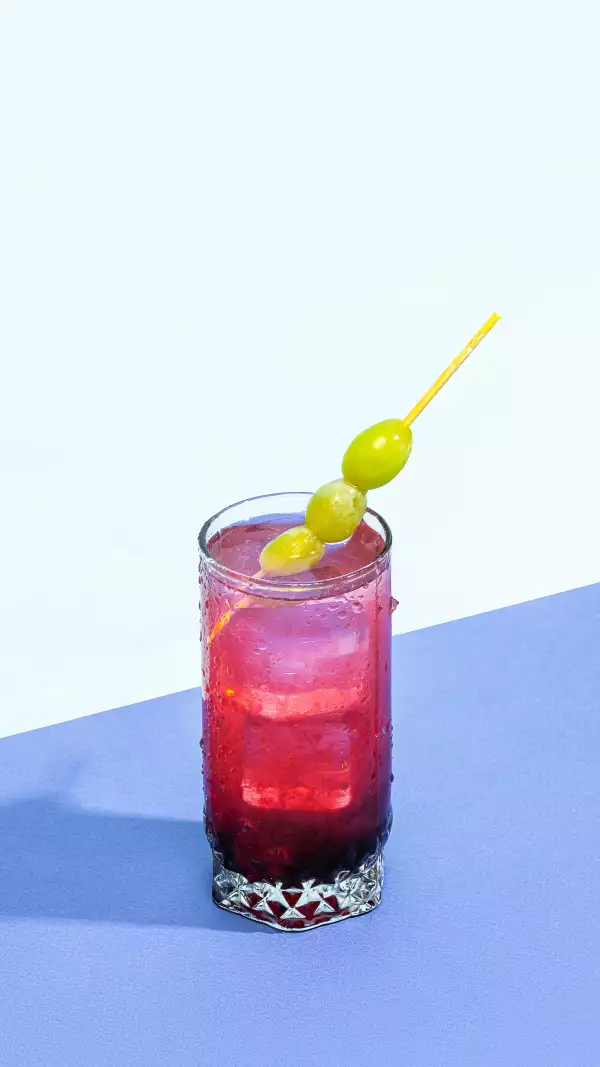 Honey,Deuce,Cocktail,With,Grapes,On,Skewer,And,Red-pink,Gradient