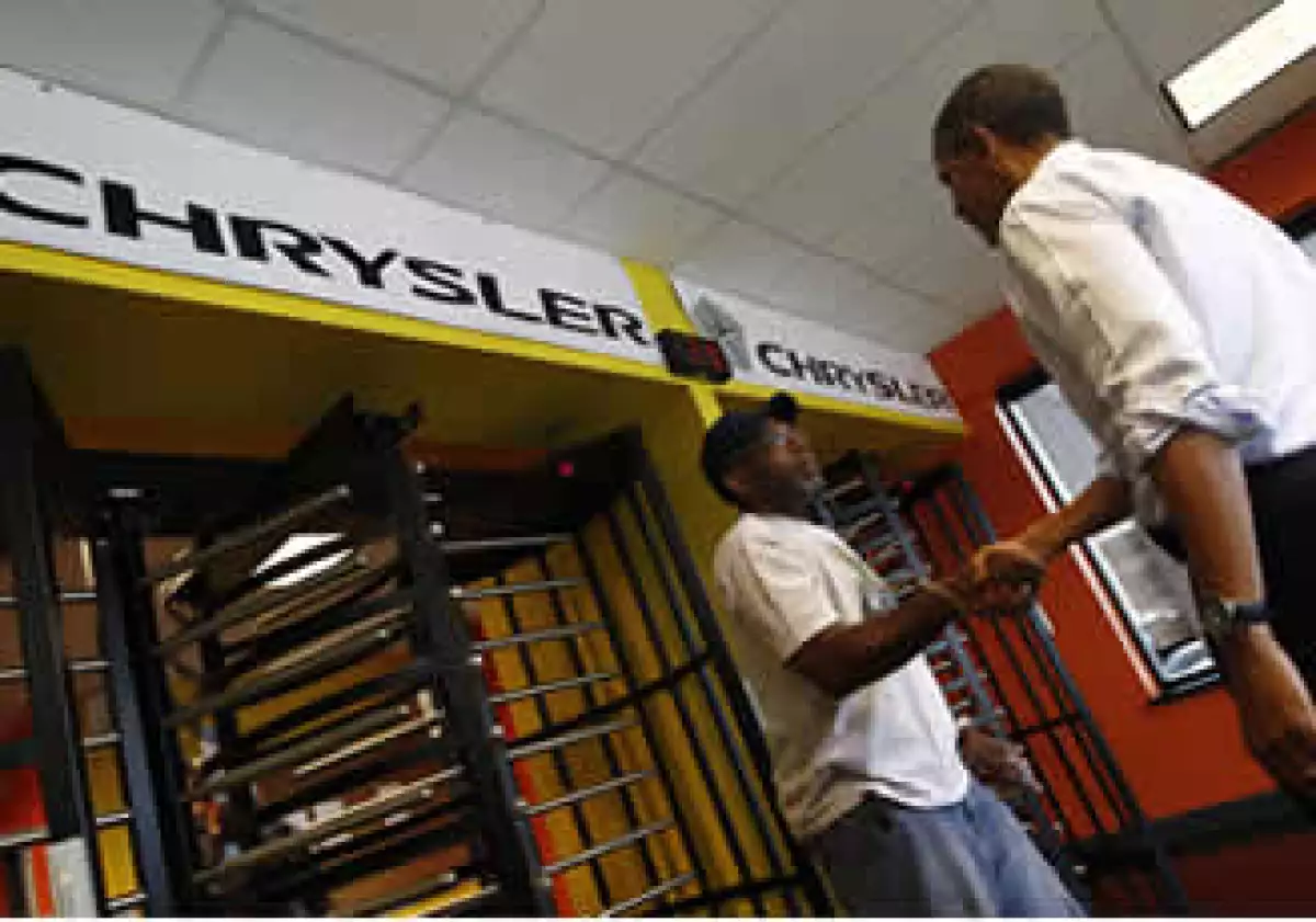 El presidente Obama saludó este viernes a los trabajadores de Chrysler Toledo durante el cambio de turno. (Foto: Reuters)