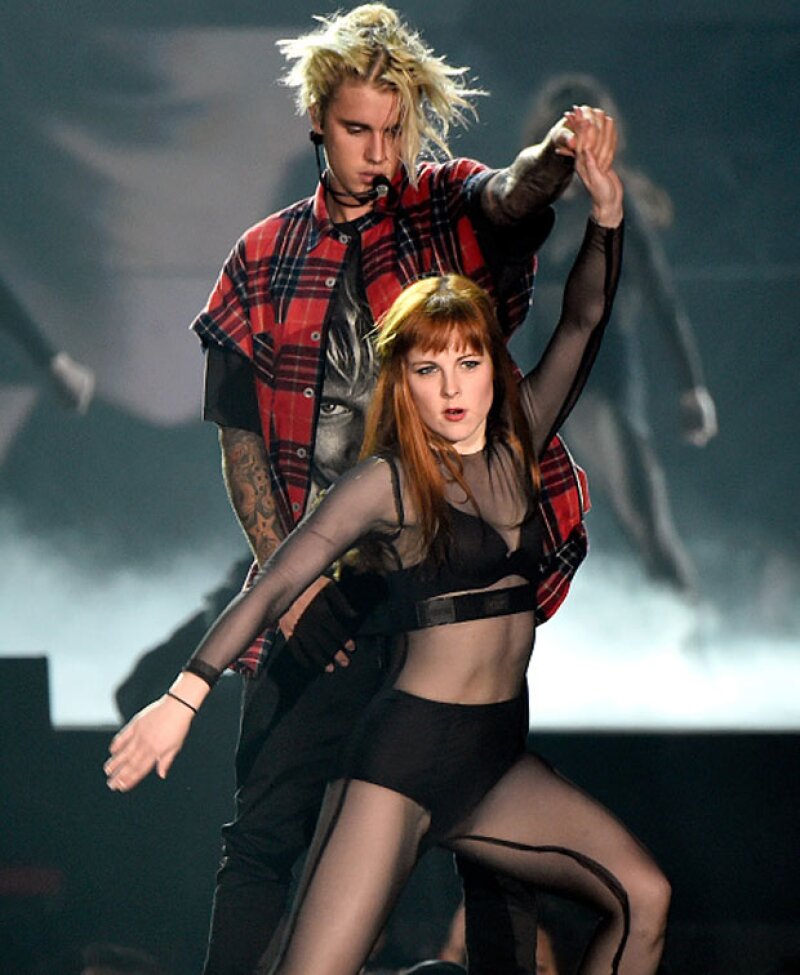 Esta guapa bailarina pelirroja, fue la única que recibió los movimientos sexys de Justin.