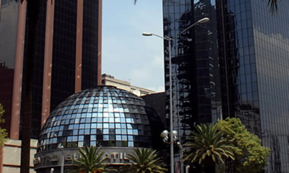 La Bolsa mexicana cerró el viernes pasado con una fuerte caída debido a un error en el precio de órdenes de compra-venta de acciones. (Foto: Notimex)