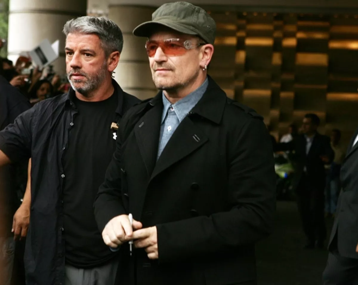 Bono se hizo acompañar de personal de seguridad para atender a sus fans.