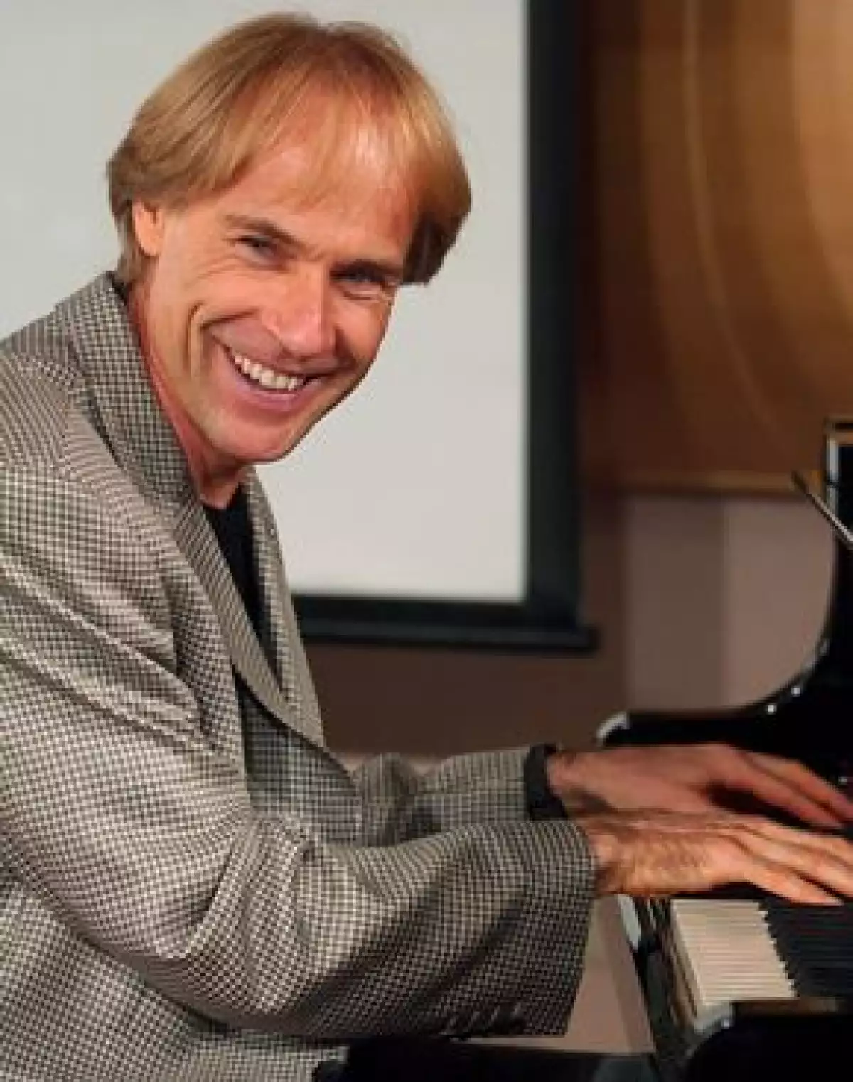 El pianista ofreció concierto romántico por el día del amor y la amistad ante 3 mil personas.