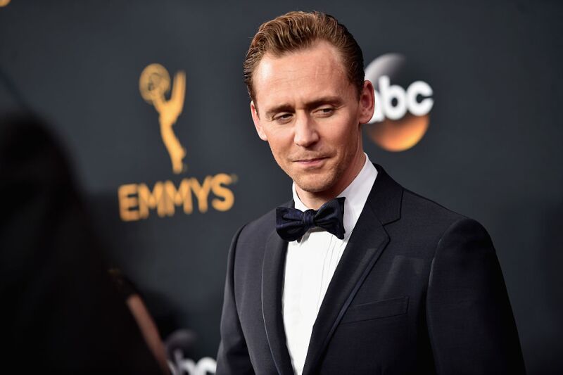 Tom Hiddleston, con un look atemporal de elegancia inglesa
