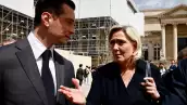 La líder francesa de la la derecha Marine Le Pen, miembro del parlamento del partido Rassemblement National (National Rally - RN), habla con Jordan Bardella, presidente del partido nacional de la retra derecha francesa, en la Asamblea Nacional en París después de la segunda vuelta de las primeras elecciones parlamentarias francesas, Francia, el 10 de julio de 2024.