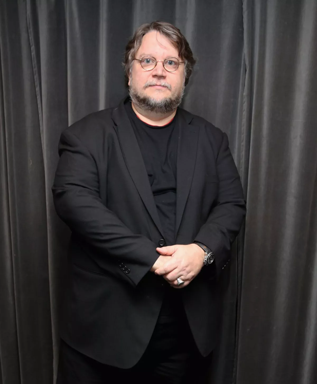 Guillermo Del Toro estrena La Cumbre Escarlata, una cinta llena de fantasmas.