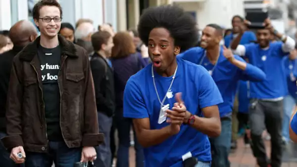 Los empleados de Apple animaron a los compradores, después de haber pasado varias horas formados para ser de los primeros en tener este equipo.