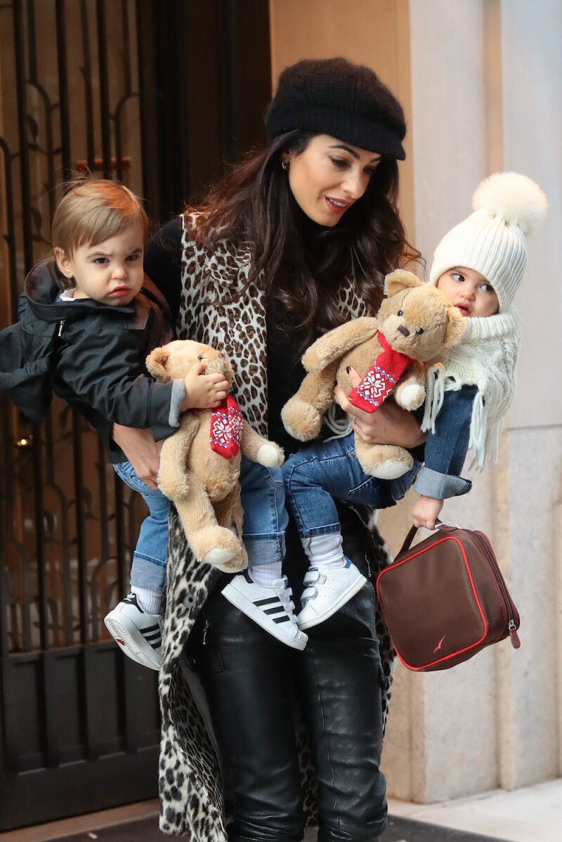 De forma inesperada, Amal Clooney deja ver el rostro de ...