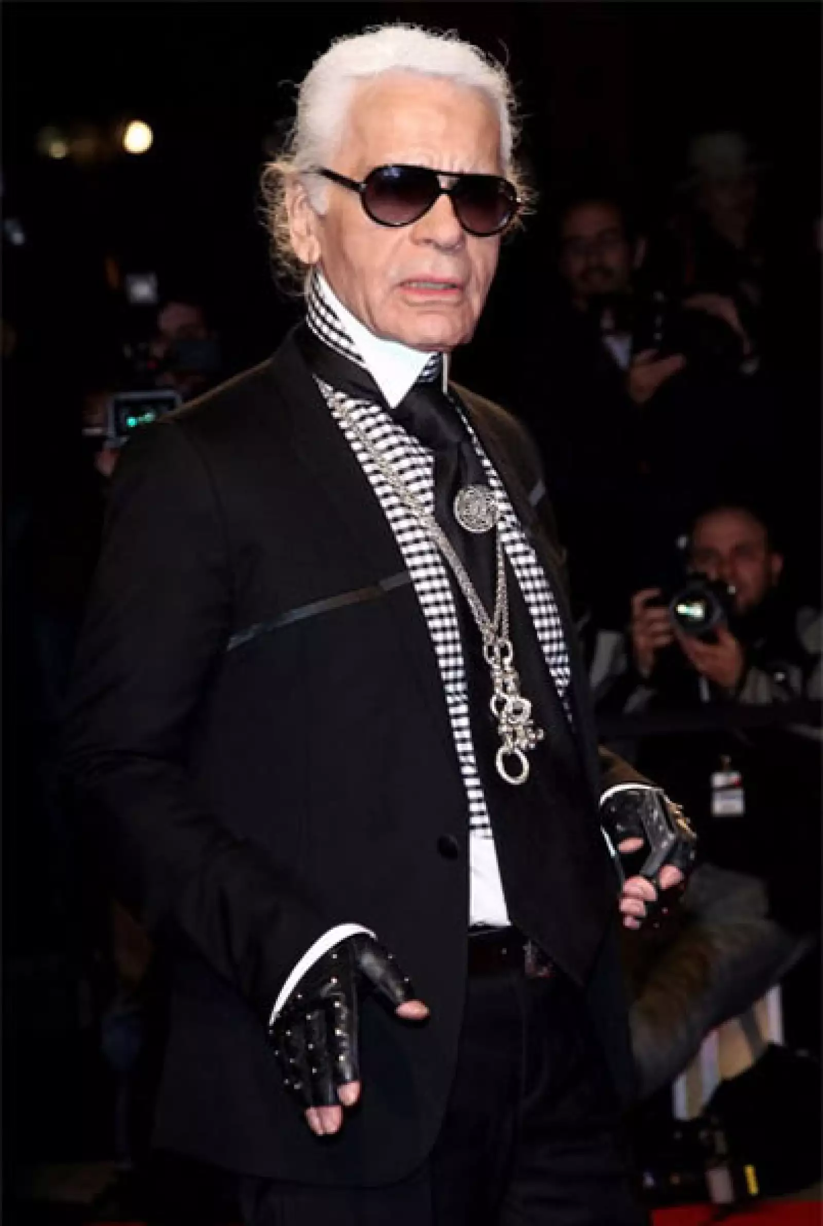 Un par de lentes, un traje negro, una camisa blanca y una peluca blanca o bien talco en el pelo te servirán para encarnar al káiser de la moda, Karl Lagerfeld.