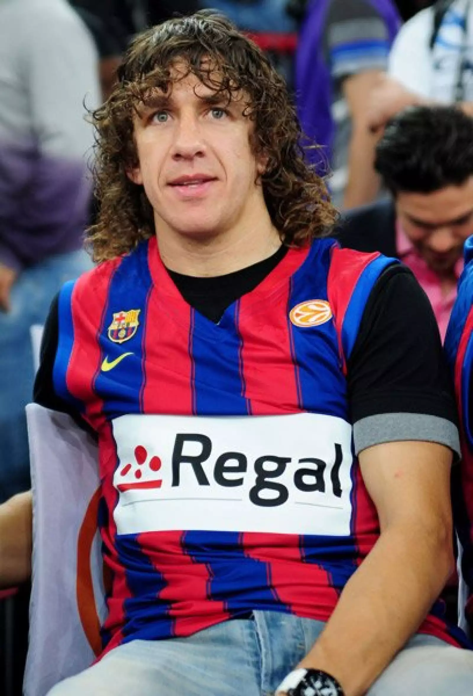 Puyol, jugador del Barcelona, suele llamar a su novia justo antes de la charla técnica que les da Frank Rijkaard, entrenador neerlandés del Galatasaray turco, antes de cada encuentro.