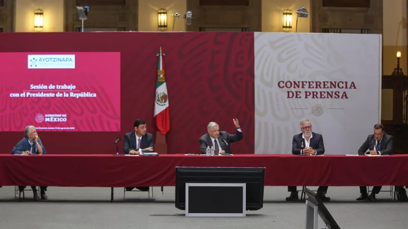 AMLO Padres Ayotzinapa-1.jpg