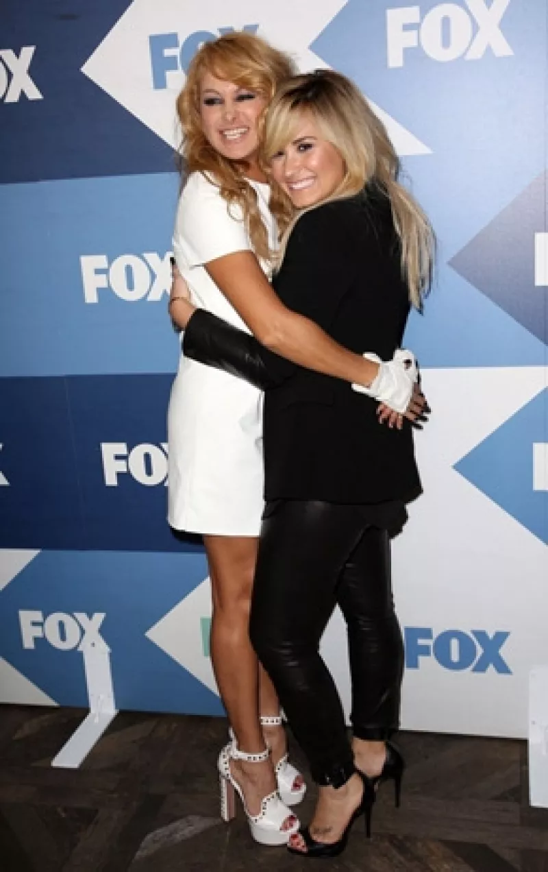 Mediante Twitter, la ex niña Disney le escribió a su mexicana que la echa de menos, todo esto en español.