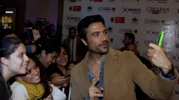 El actor regresó ayer al estado donde se enteró que sería papá y es que fue la premier de la película “Chiapas, el corazón del café”, en donde convivió con muchos de sus fans.
