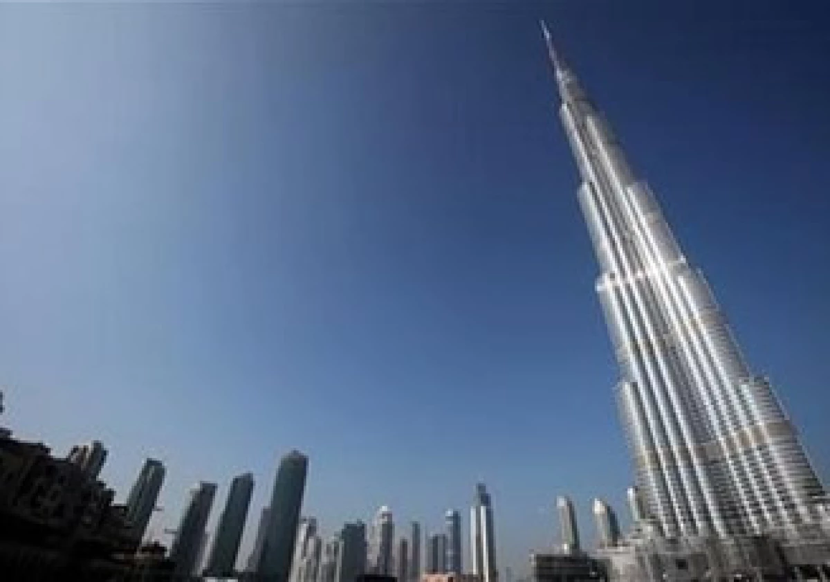 La construcción alberga oficinas, cuatro albercas, biblioteca y un hotel diseñado por Giorgio Armani. (Foto: Reuters)
