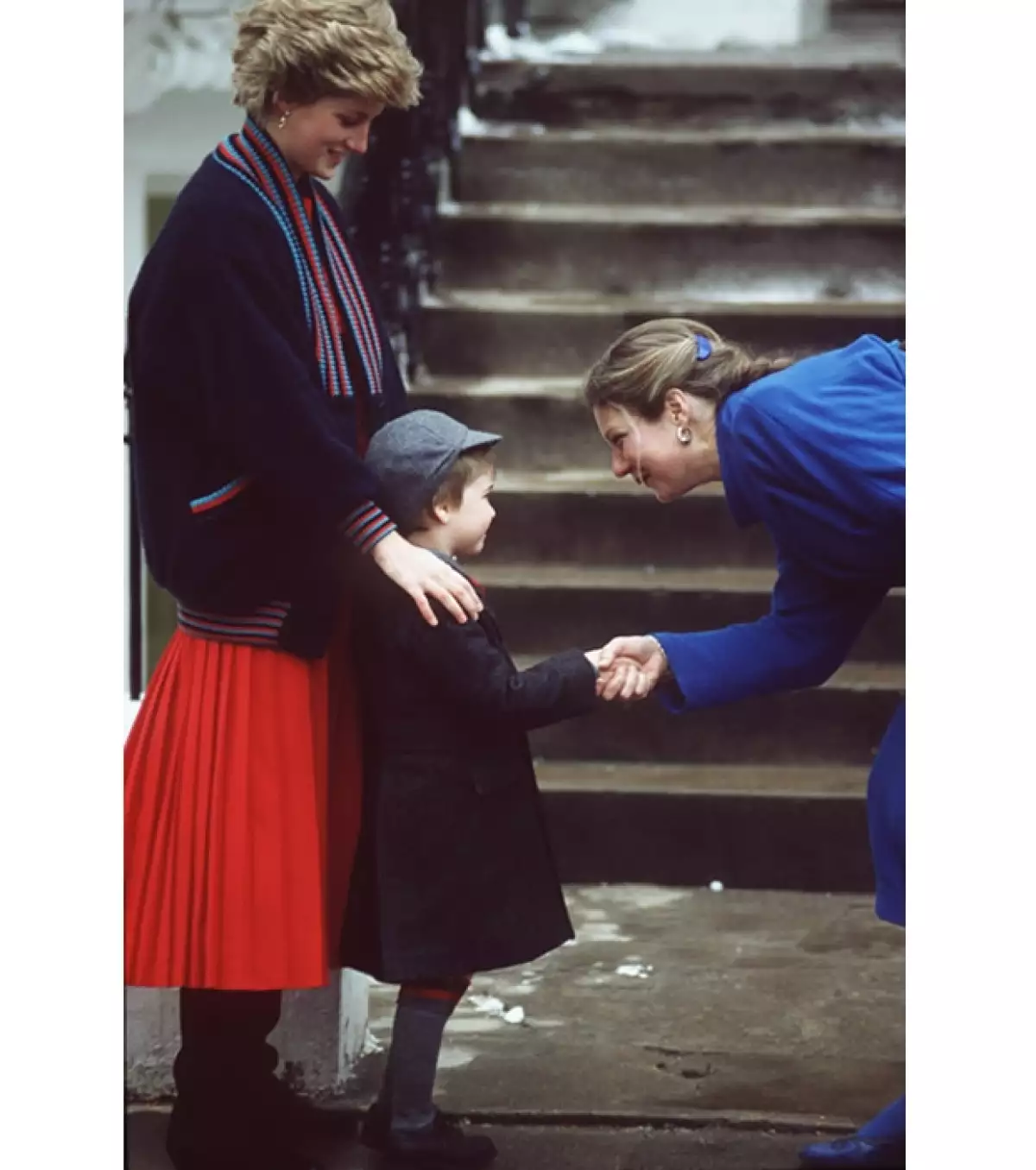 Guillermo saludando a su maestra durante su primer día de clases en preescolar.