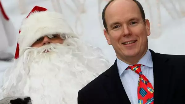 Claro que el príncipe Alberto también piensa que para tomarse la foto con Santa Clos no hay edad. Linda foto de recuerdo.