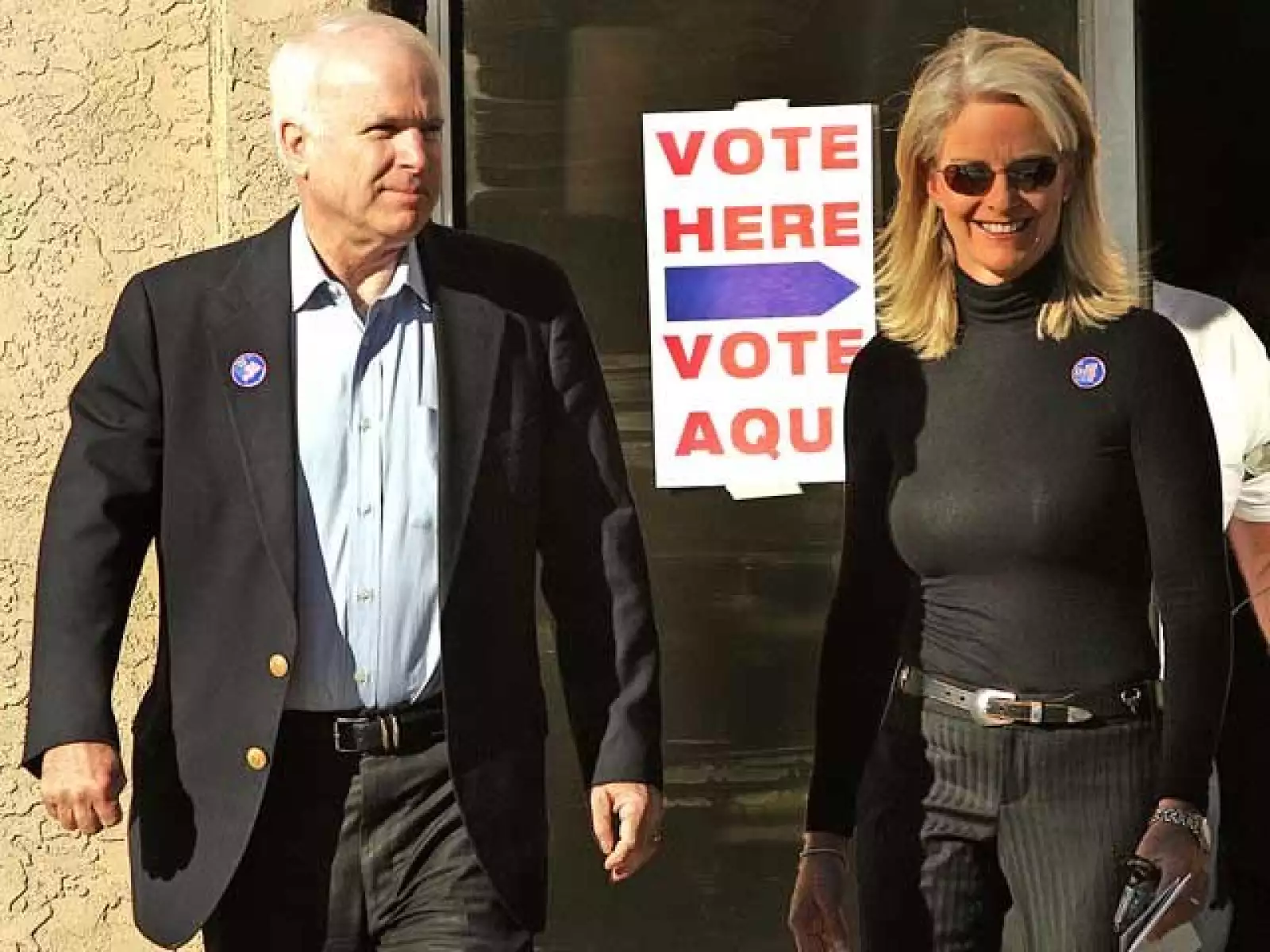 Para ocasiones más informales también ha destacado su modernidad con toques sobrios. Aquí poco antes de cortarse el cabello, el cual lucía de largo medio y corte clásico.