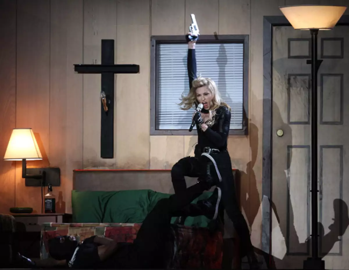 Miles de jóvenes se han organizado para impedir que la `Reina del Pop´ se presente en Varsovia, pues consideran que su show ofende a Jesucristo.