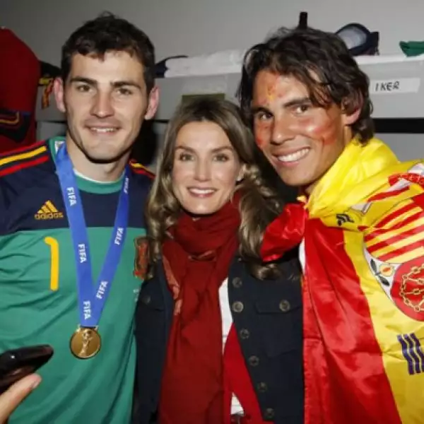 La Princesa Letizia se toma una foto rodeada por dos campeones del mundo, Iker Casillas, y Rafael Nadal, número uno del tenis.