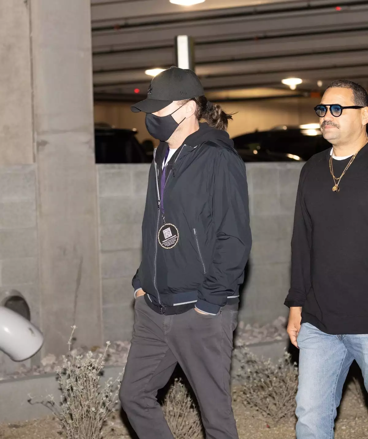EXCLUSIVE Leo DiCaprio intenta pasar por desapercibido con peluca y mascarilla luego del triunfo de los Chiefs en el Super Bowl