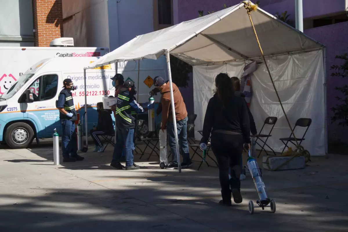 Ante el alza de contagios del virus SARS-COV-2 el gobierno de la Ciudad de México coordinó la recarga gratuita de cilindros de oxígeno portátiles para las personas que requieren de oxigenación artificial a consecuencia de la baja saturación ocasionada por padecer COVID-19.