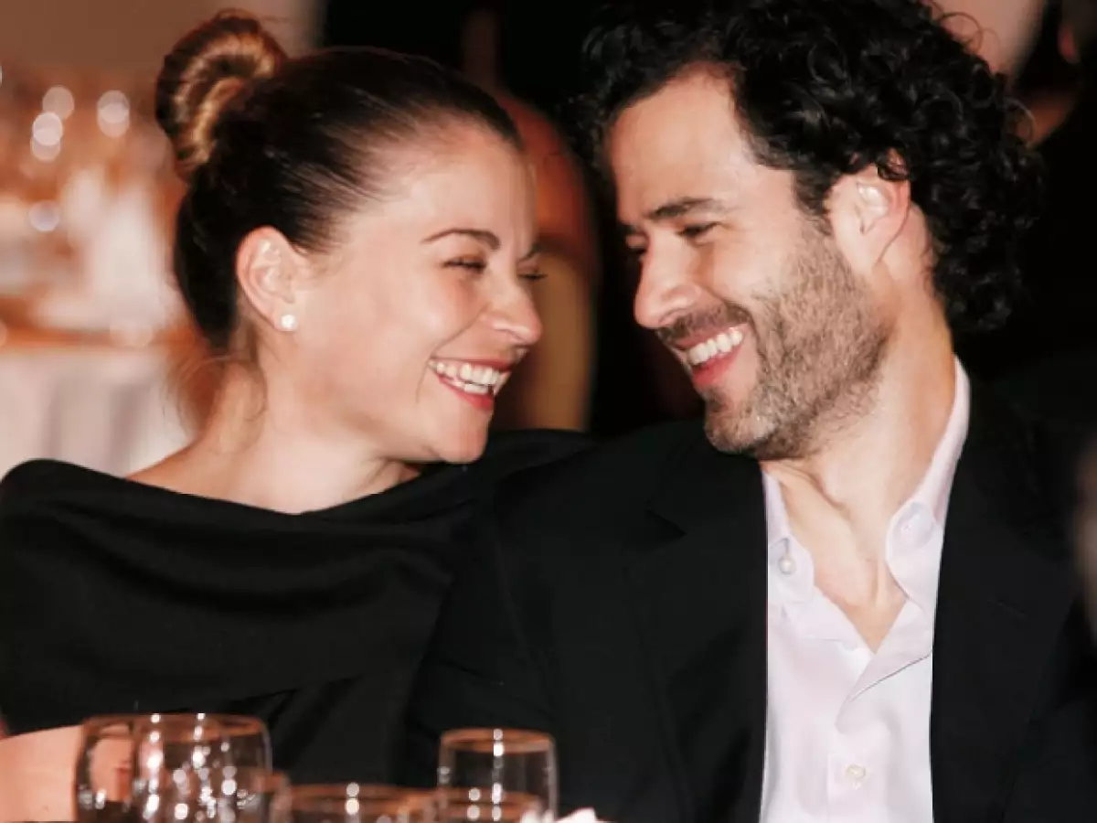 Emiliano, el sólido respaldo. Simpre ha estado con ella, cuando se trata de trabajo, siempre está allí, mimetizado entre el público aplaudiendo a su mujer.