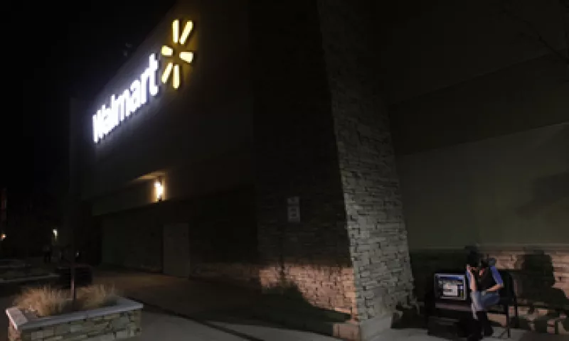 En 2012,  la unidad bancaria de Walmart emitió 184,000 nuevas tarjetas de crédito. (Foto: AP)