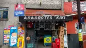 Fachada de tienda de abarrotes de nombre Kiki con letreros de Bimbo, Gansito, cajas de cerveza y refrescos.jpg